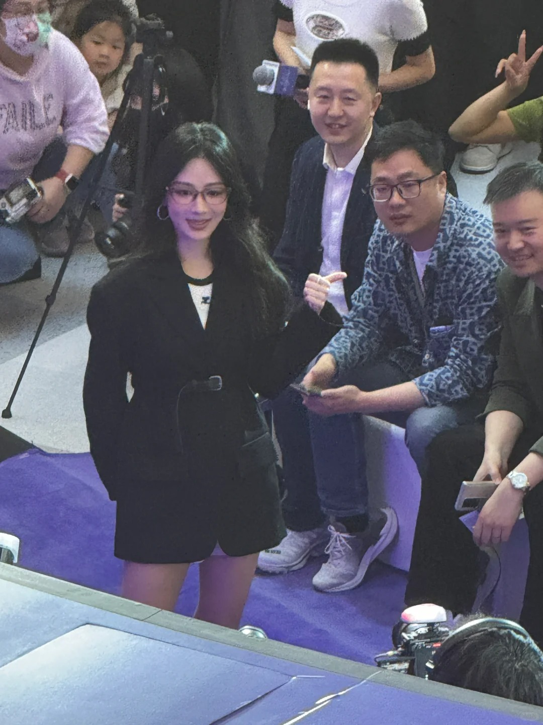 这就是女明星吗？杨紫本人好美 脸巨小！
又白又瘦 脸巨巨巨小！！！女粉好多哇 人