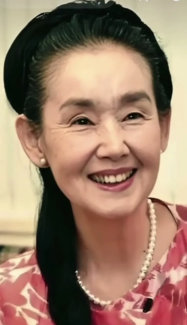 你还认得出这位笑容可掬的老人是谁吗？