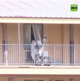 近日，在美国得克萨斯州，一名罪犯与警用机器人展开了一场戏剧性的“搏斗”，最终机器