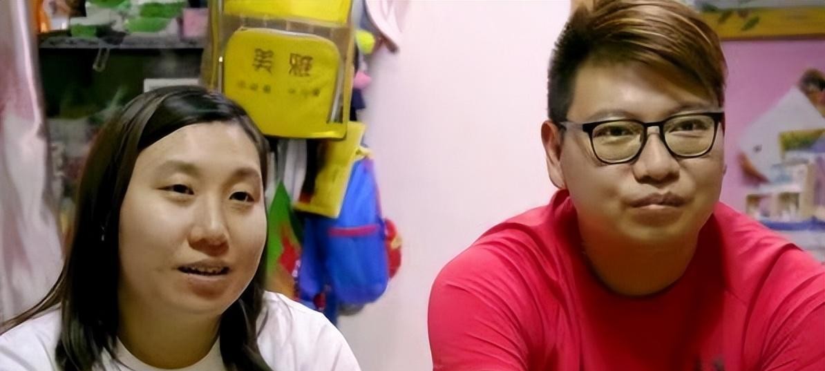 阿曼和菲奥娜是一对香港夫妻，他们原本生活优渥。阿曼是公交司机，月薪三万港币，菲奥
