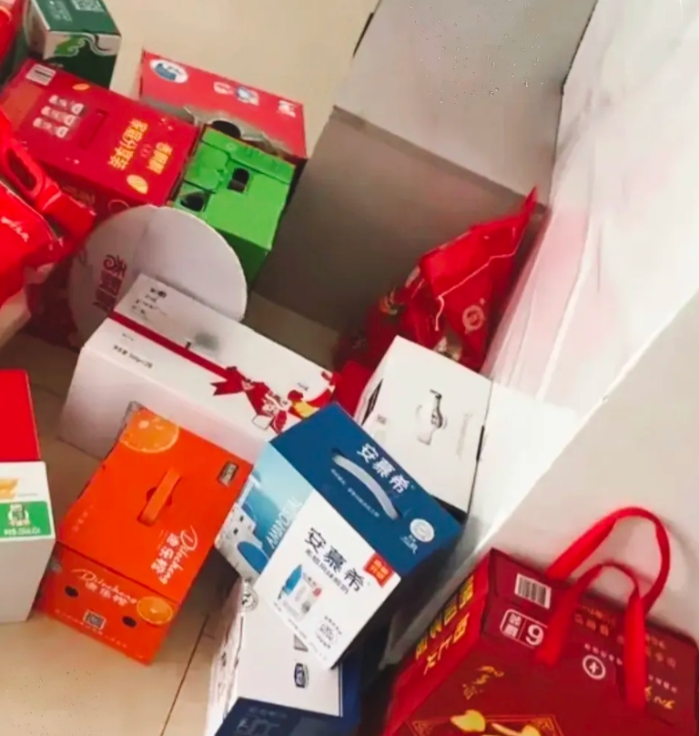 昨天和姐妹去逛商场，刚一进门，就瞧见一大群人把那儿围得水泄不通。凑近一瞧，旁边堆