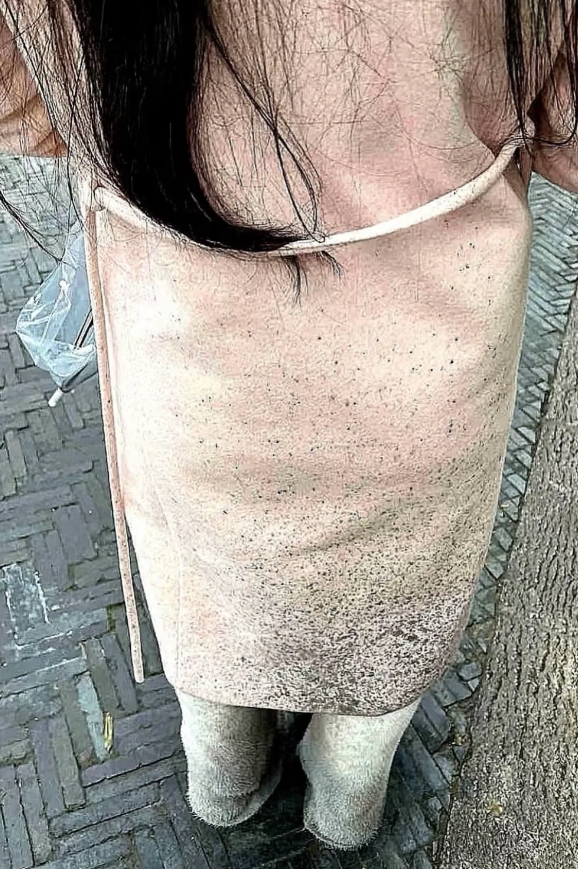 大无语事件！今早送孩子上学，好几个人提醒我衣服溅了泥点子，我想着下雨天正常，没在