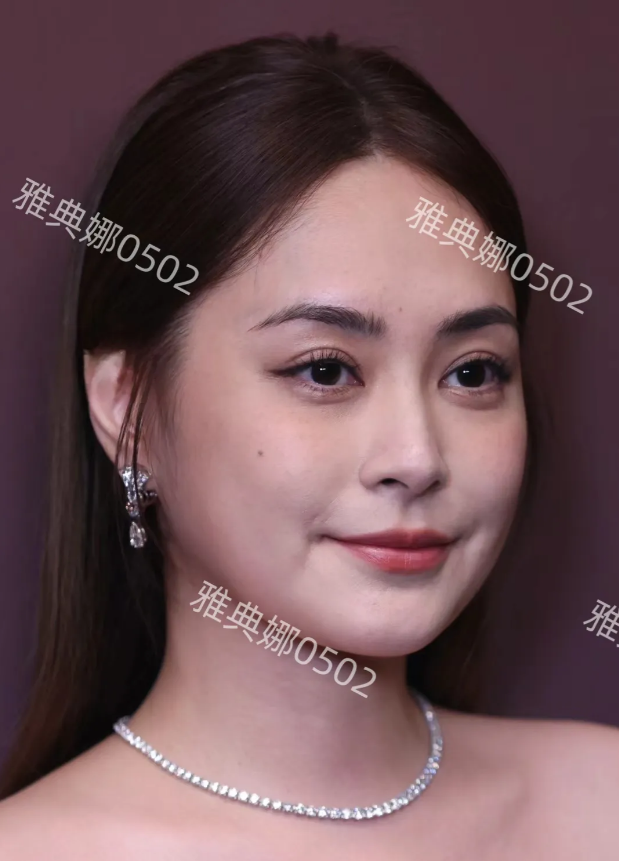 阿娇虽然又发胖了，但颜值还是十分扛打的，五官精致秀气没有医美痕迹，怼脸生图也能扛