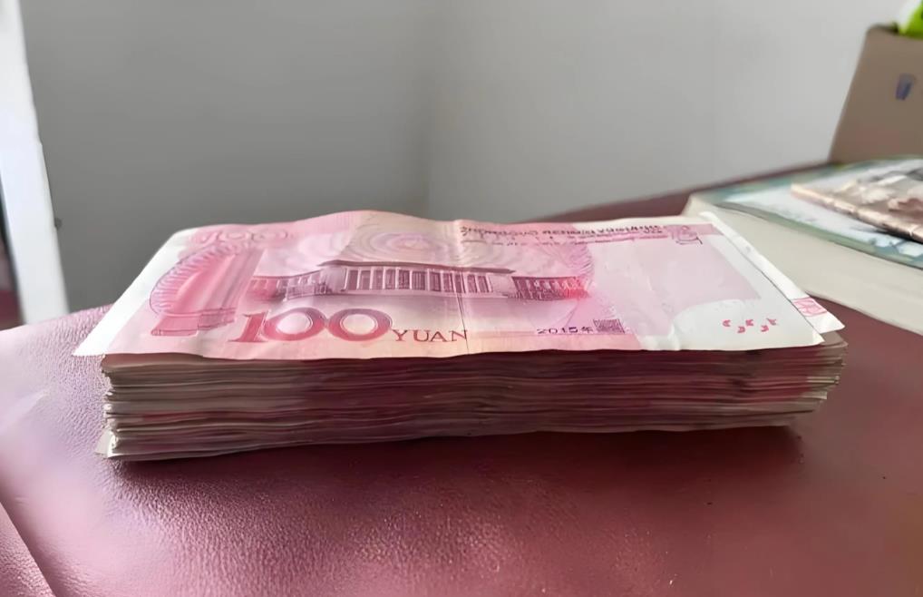 安徽淮南，女子女子给丈夫看病，到处借钱，同村男子听到后，借给了女子1万元，并让女