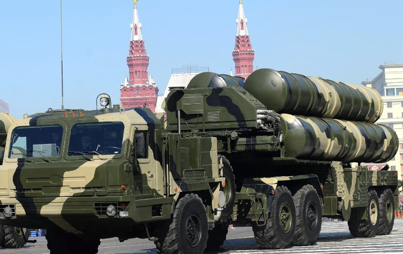 S-500防空导弹系统由战术指控系统、防空反导作战单元和防天反导作战单元3大基本