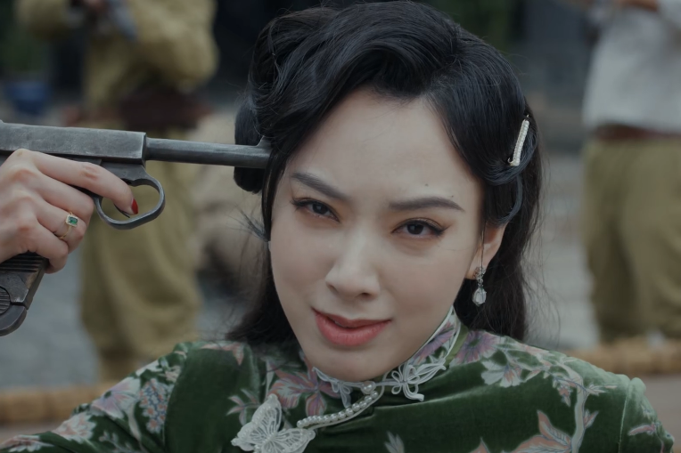 《孤舟》里的李太太真是心狠手辣，把绿珠卖给了日本宪兵队，让那些禽兽般的日本鬼子糟
