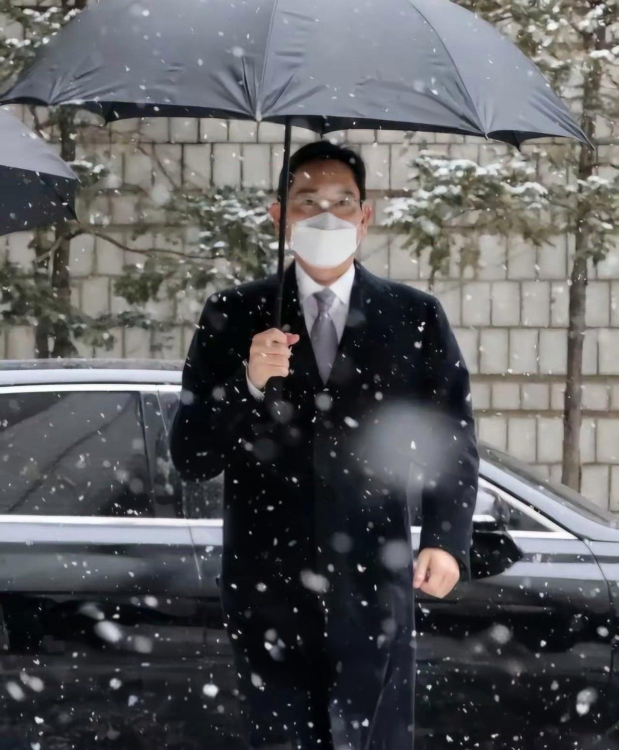 李在镕雪中撑伞的气场下 瞬间感觉韩剧都弱爆了
