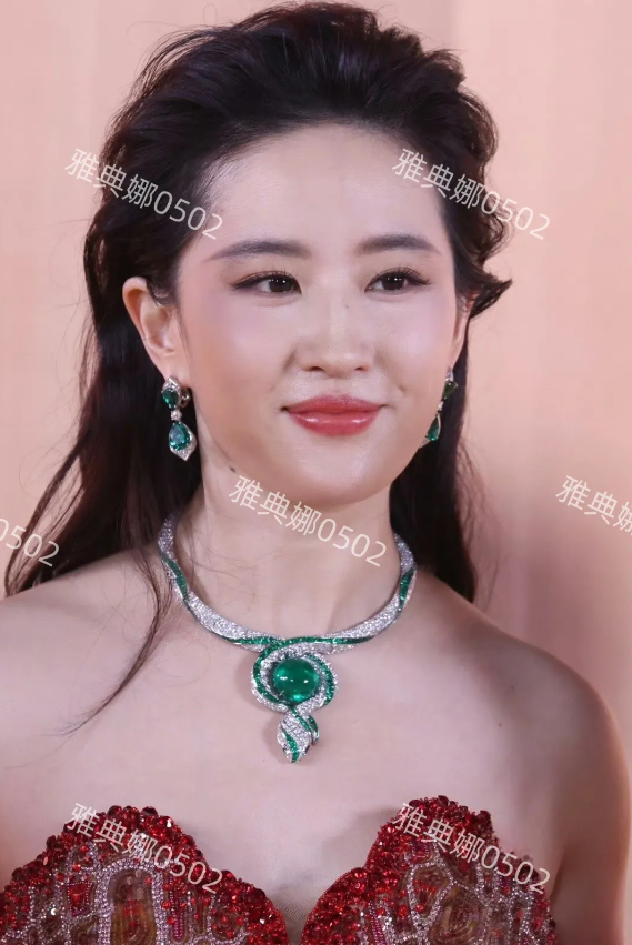 37岁的刘亦菲身材发福脸大了一圈满面油光，看起来很肥腻年龄感很重，曾经的刘天仙现