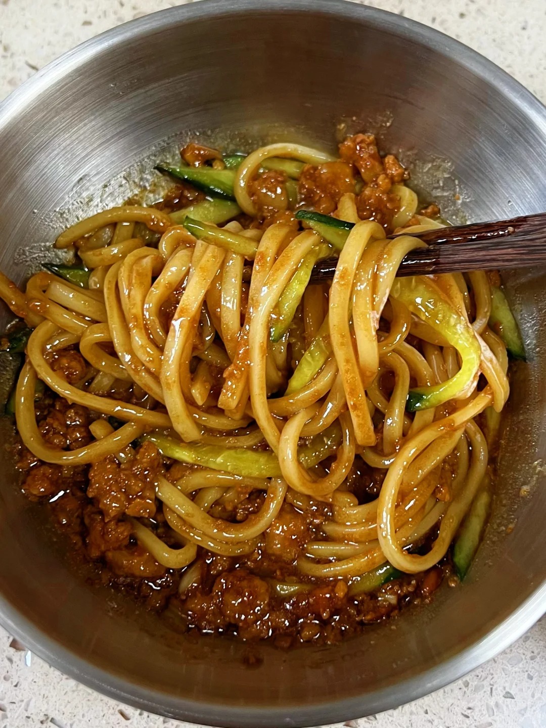 巨巨巨…巨好吃，求你们去做！！
家庭版炸酱面，浓郁的肉酱裹满每一根面条，香到直迷