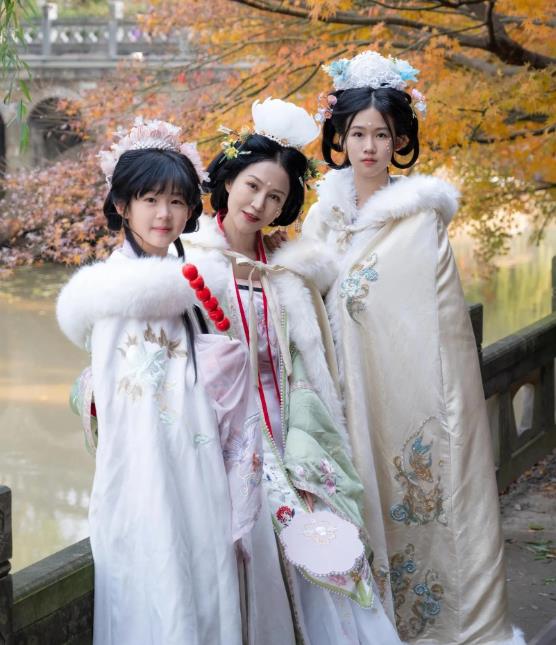 陆毅从童星出道，在演艺界成绩斐然。近日，他晒出妻女汉服写真。时光飞逝，如今16岁