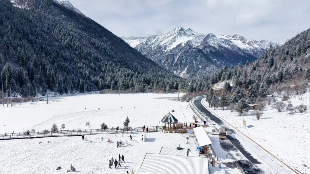 现在还有雪！在达古冰川反季玩雪不是梦！