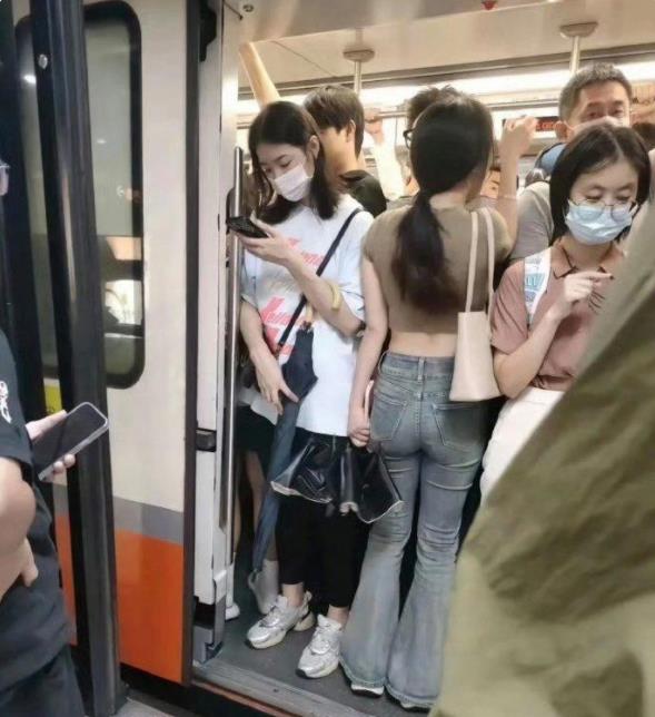 地铁上人多的快挤不进去了，这种情况你会怎么办？