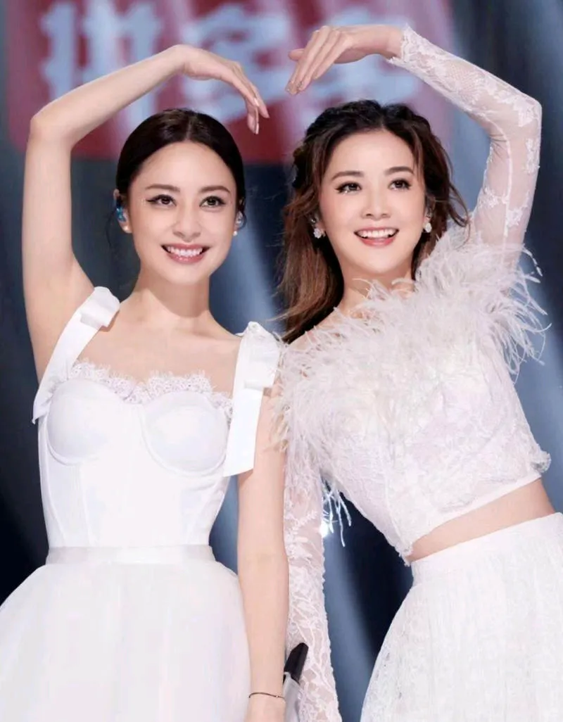 瞧，刚出道时的阿娇与阿sa是多么苗条、水灵，当年两人凭借扎实的唱功与姣好的容貌吸