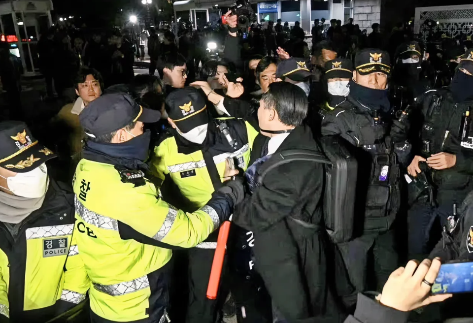 突发消息！刚刚，韩国国会表决通过要求政府解除戒严决议案，目前，韩国国会议长已经正