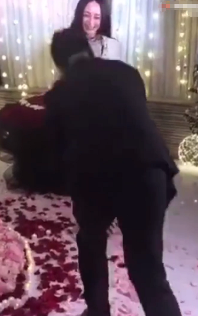 互戴“绿帽”夫妻,婚后各玩各的毫不避讳,曝光后互爆丑闻?(绿色和哪个颜色是互补色)-第12张图片-九妖电影 互戴“绿帽”夫妻,婚后各玩各的毫不避讳,曝光后互爆丑闻?(绿色和哪个颜色是互补色)-第12张图片-九妖电影