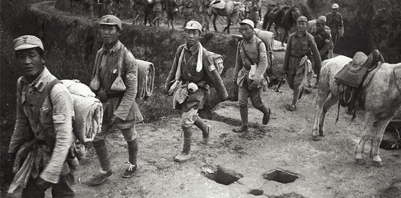抗战中，八路军邹营长率部转移，侦察员匆匆来报：“四面都是敌人。”邹营长上山一看，