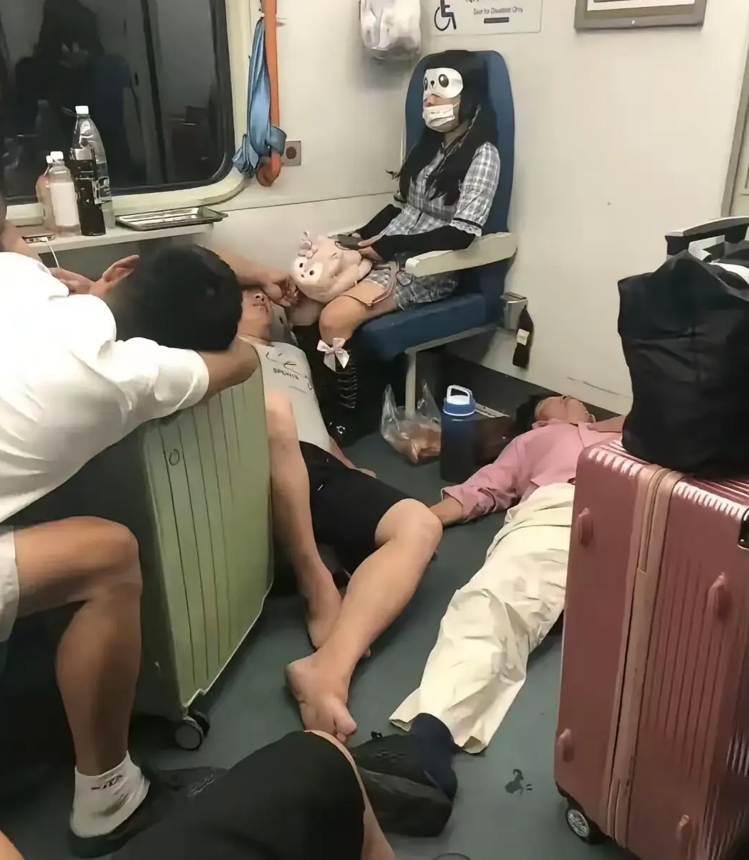 春运期间的各路神仙，果然强者从不抱怨环境！
