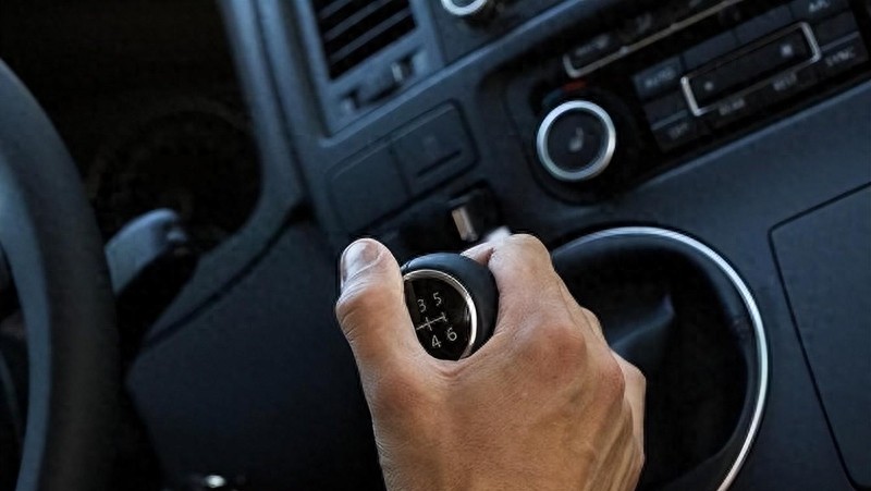 手动挡车，换挡时是看“转速”还是“车速”？老司机说出正确操作