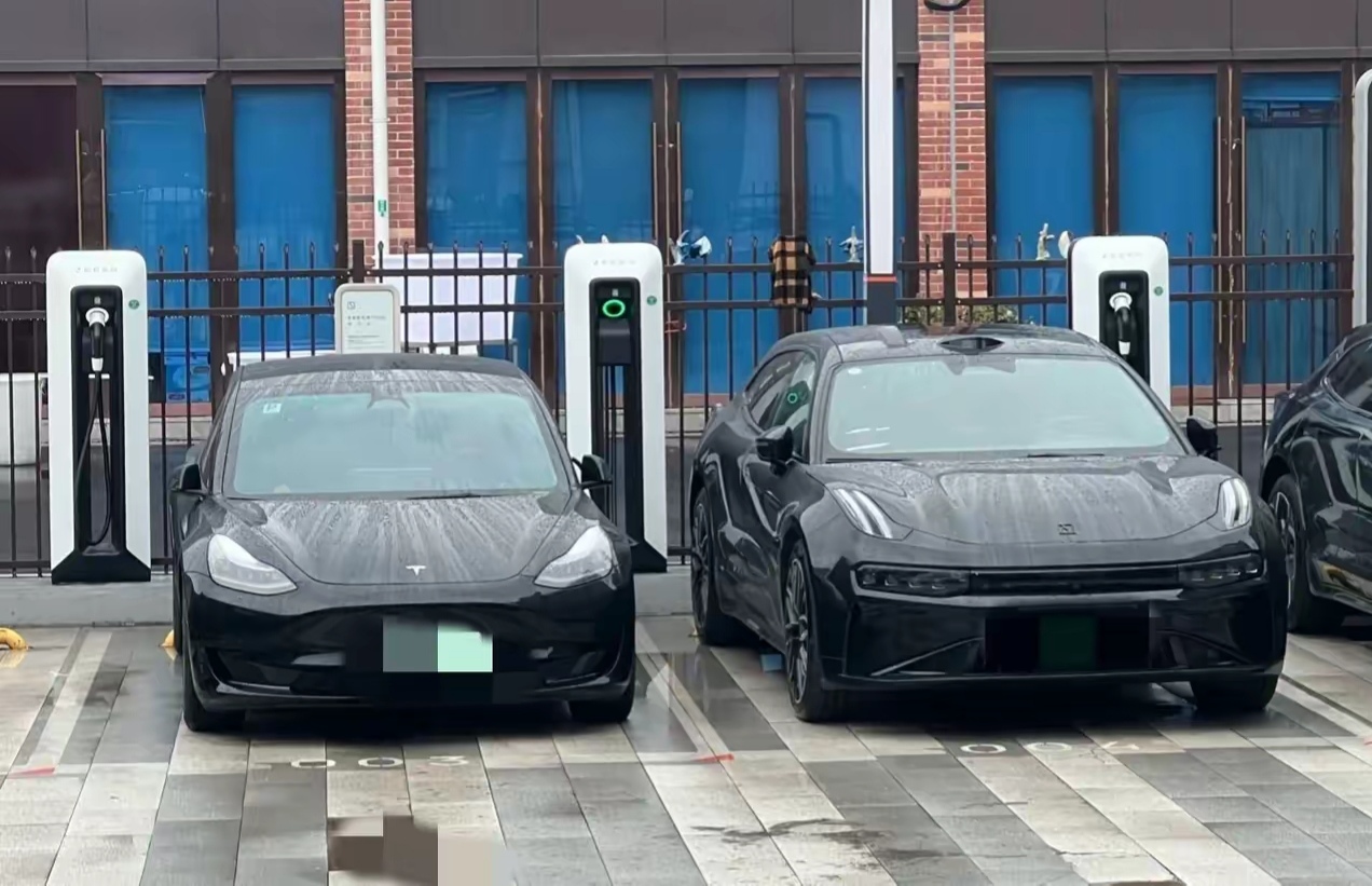 Model Y和极氪001怎么选？
闭着眼睛都知道选特斯拉。
理由如下:
1，极