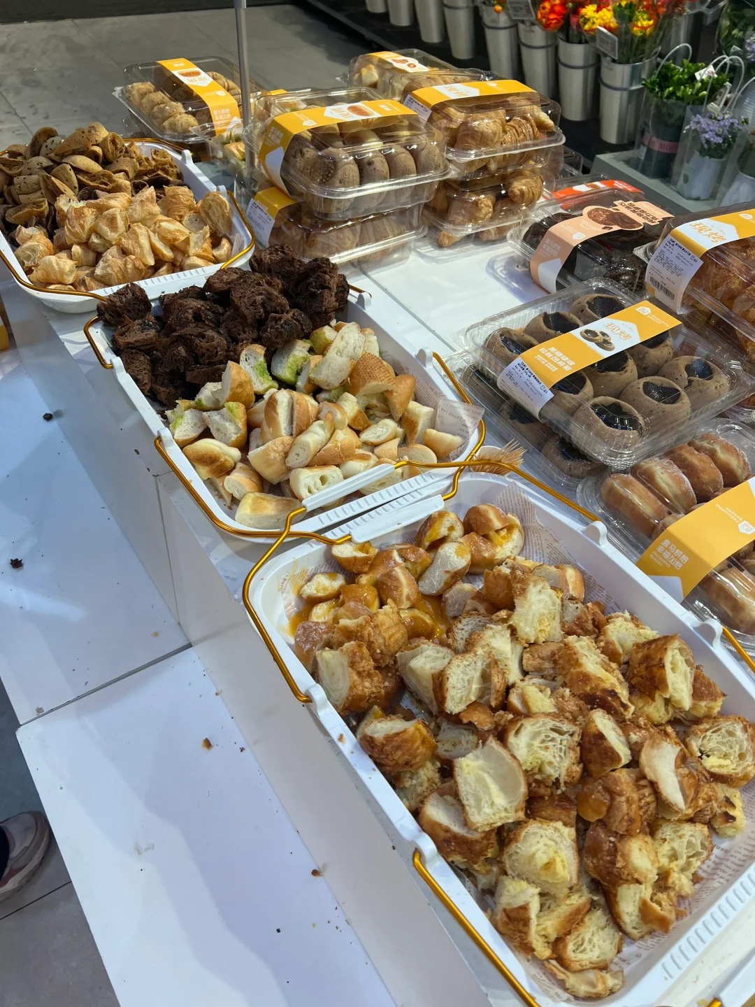 20:30之后去盒马真好
试吃都是大份的 蛋糕类狂打折 熟食区也是甩卖价