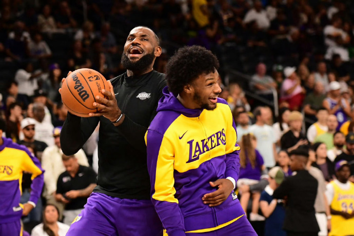 NBA上演父与子，詹姆斯布朗尼同场竞技