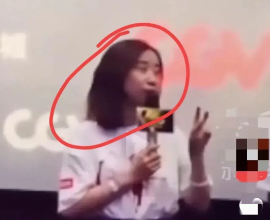 饺子导演的成功离不开这三点。

1、就是她的投资人，在饺子一穷二白的时候投资了饺