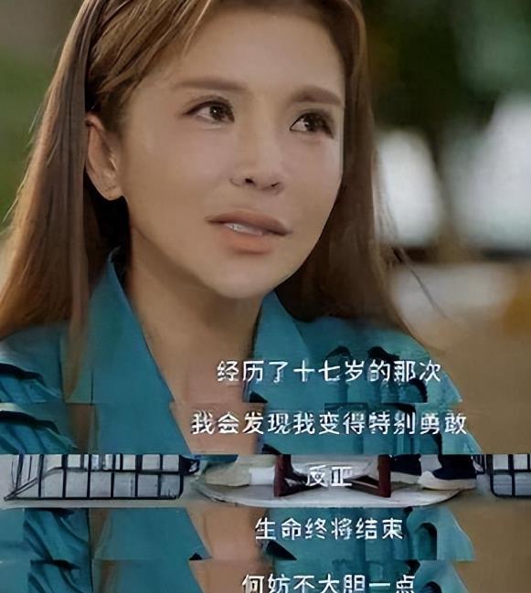 看朱迅主持节目轻松自如，以为是自然天成，没想到还经受了不少磨难，真是硬汉一般，好