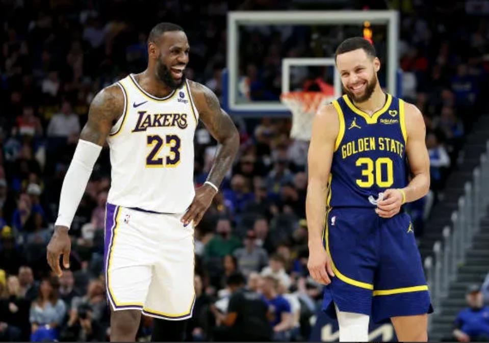 话说詹姆斯比库里强，没人反驳吧！感觉年老的詹姆斯打得越来越像库里；年轻的库里打得