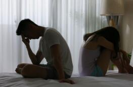 国外一名男子与妻子结婚20多年，近日他才得知，交往前老婆竟与他的弟弟有一段情，不