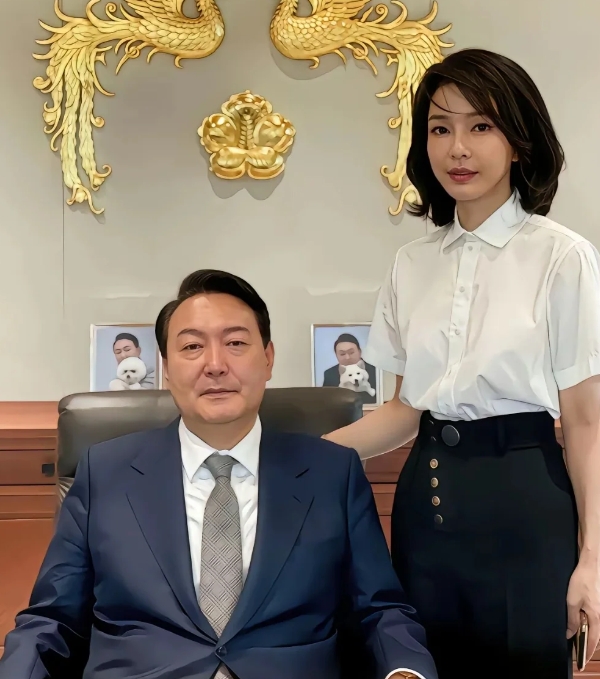 韩国警察给总统尹锡悦唱生日歌这事儿，现在闹大了。

《韩联社》今日的消息，47名