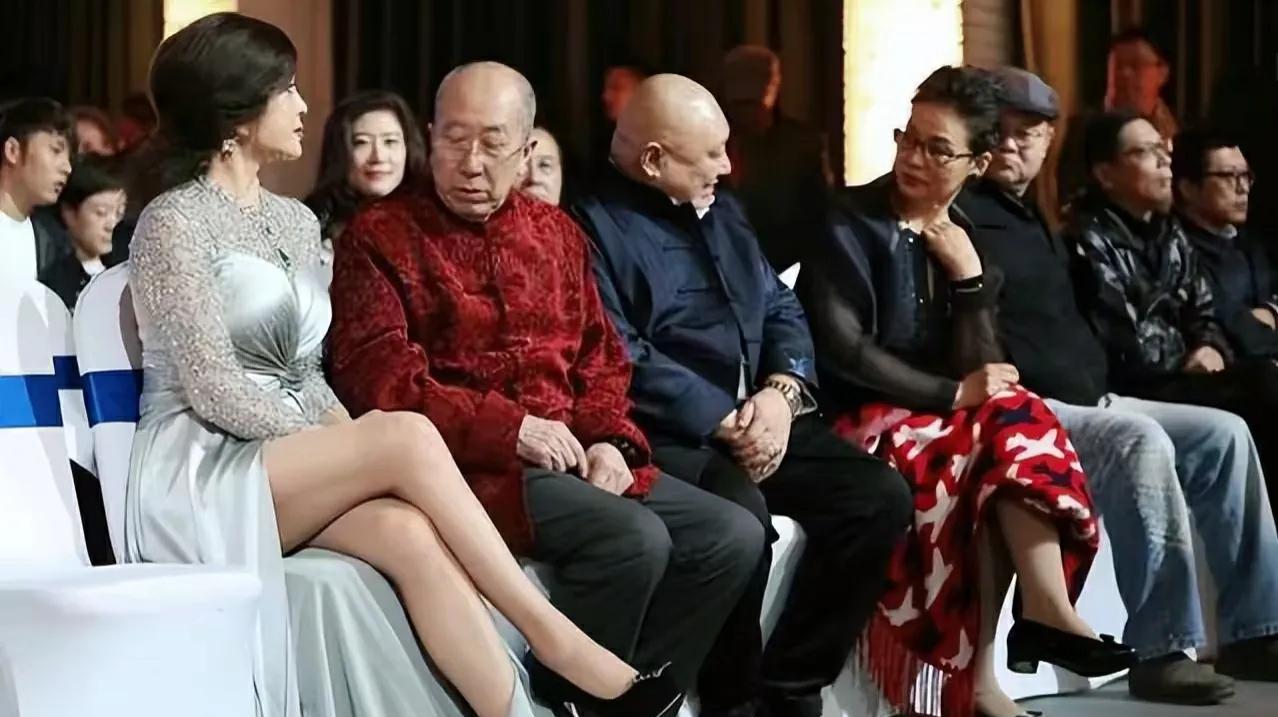 72岁的刘晓庆，魅力还是很大的！
风韵犹存，而且还特别自信，看看旁边雷恪生的眼神