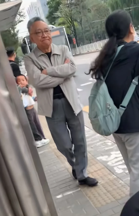 公交站台看到鲍国安在等公交车，不说演了“曹操”，这可是中戏教授，站台等公交车，接