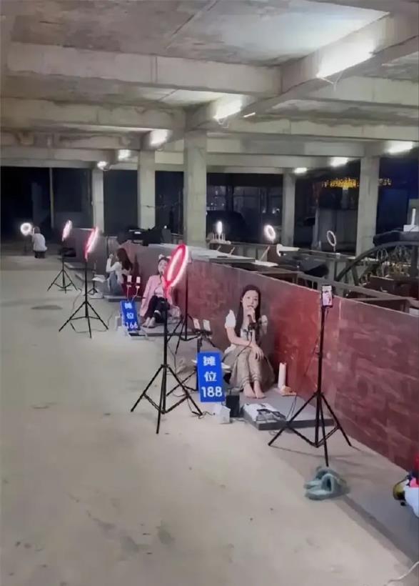 这个老板很会做生意，对女主播的安排也很明确