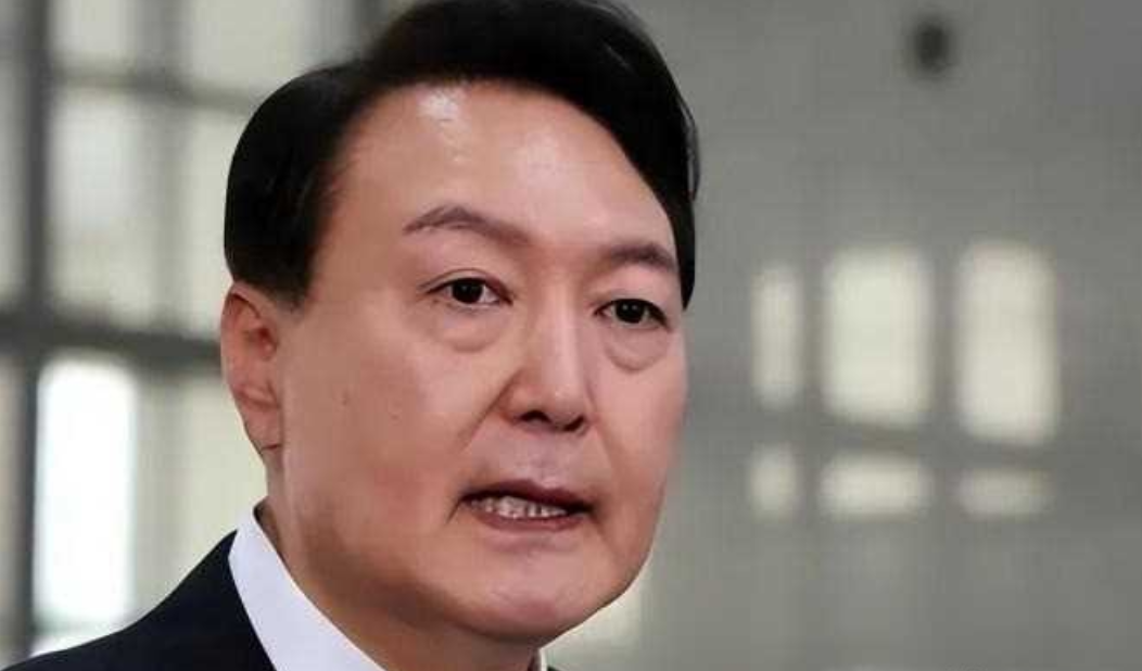 韩国政府突然宣布吊销了4944名医生的行医执照，这一消息令人震惊。然而，更让人意