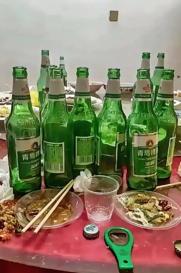 一个人喝这些，这个酒量在全国来说，是不是到哪都可以上桌了？
