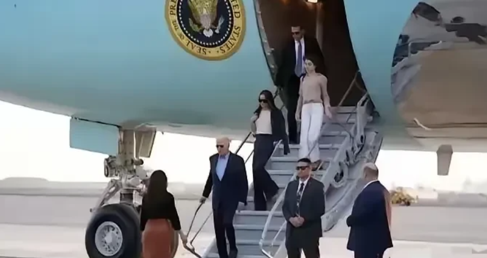 拜登抵达秘鲁七个细节值得关注！！！

1.第一：拜登抵达秘鲁的专机是空军一号，这