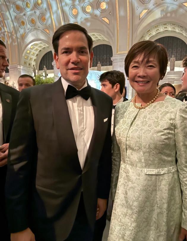 日本前首相安倍晋三遗孀安倍昭惠分享参加特朗普就职典礼时和新政府国务卿鲁比奥的合影