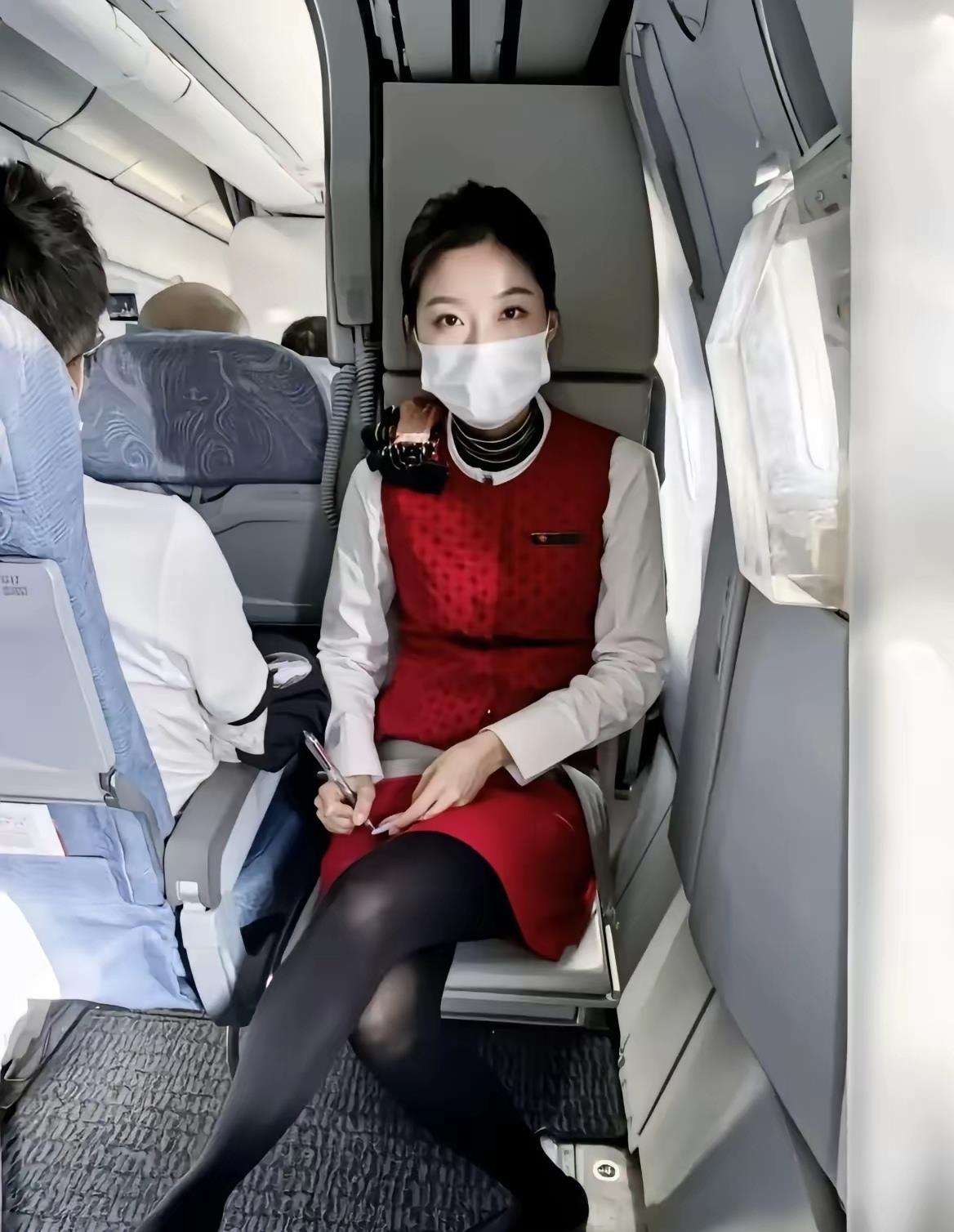 空姐直勾勾盯着我是什么意思！哈哈哈哈！[开怀大笑]