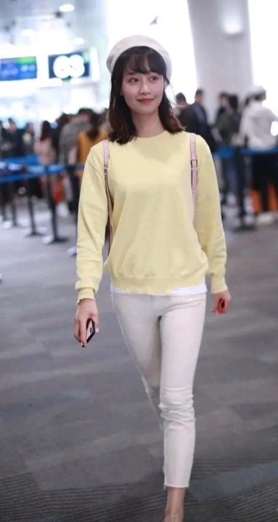 蓝盈莹真漂亮，黄上衣配白裤子，看着年轻又甜美