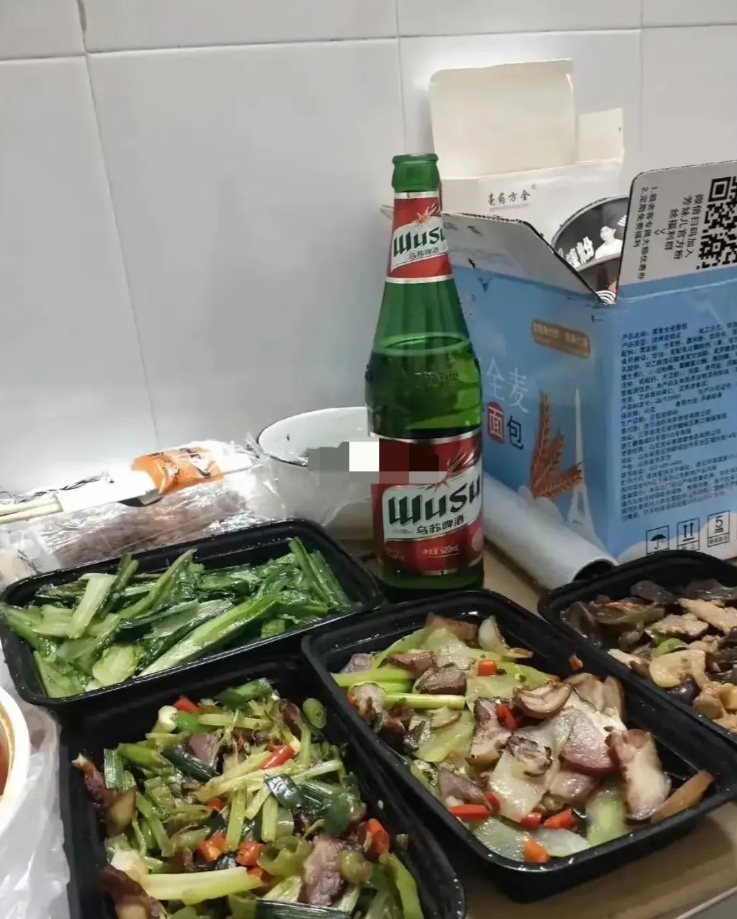 这就是传说中的穷鬼，在自己的出租屋内独自过春节。