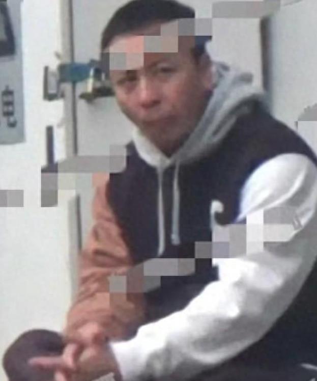 36岁释小龙近况，被拍到抽烟喝中药。
 
小龙36岁，他已经中年了，抽烟正常不过