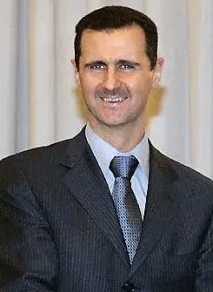 阿萨德的逃亡简直是一场高超的“心理战”。当叛军逼近大马士革时，他并未直接跑路，而