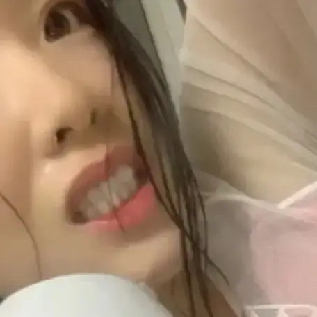 一个女生，在什么情况下，才会有如此表情？
#这女生行为神秘#
