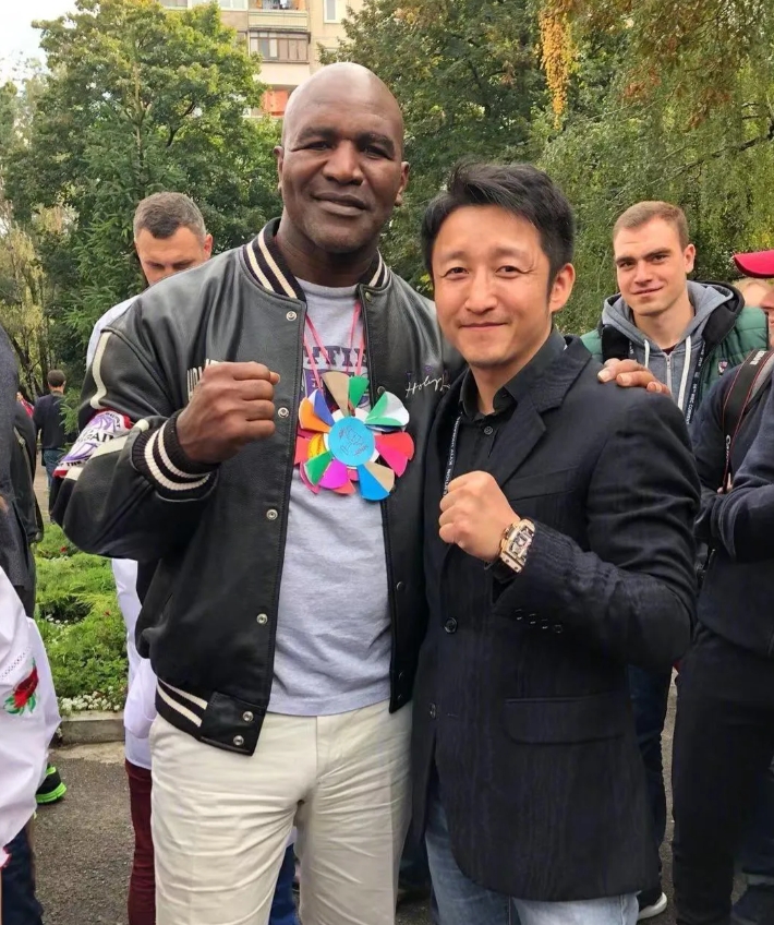 搂着邹市明的这个黑人老哥是谁啊，我怎么看着有点像拳王泰森！网上有人问邹市明和泰森