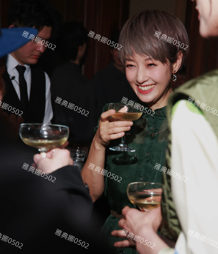 马伊琍PRADA活动生图！
她虽然不是大美女但属于耐看型，她不笑的时候看起来很有