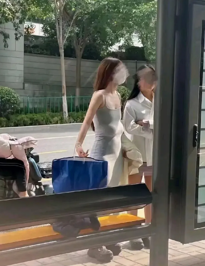 今日在街边偶然看到一位女子，让人惊讶的是她的内衣竟跑到了肚子下方。这一幕着实让人