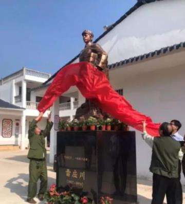 1979年，雷应川身中五弹，七处负伤，却仍跪地战斗。不久，战友们发现他不见了，而