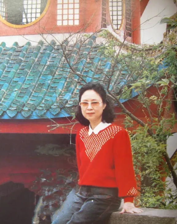 琼瑶1988年“大陆行”，这一年她50岁整，1988年4月8日下午，琼瑶在北京机