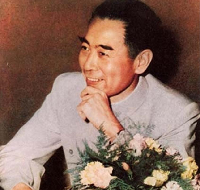 1956年，周恩来宴请国外领导人饭后，没想到女服务员递来毛巾后，周总理却突然罕见