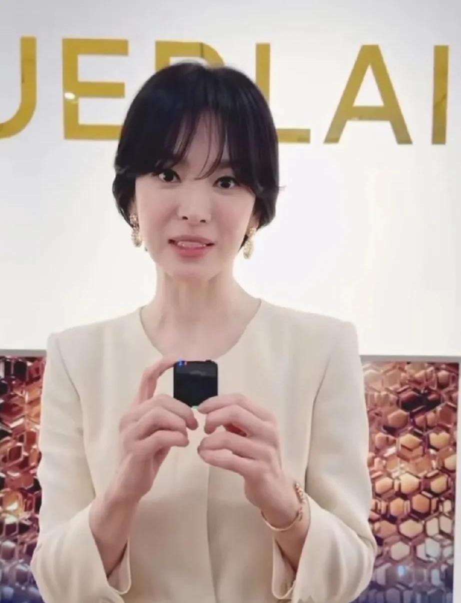 宋慧乔生图状态吓人！
某品牌发布会现场曝光，网友惊呼“女神颜值崩塌”？
高清镜头